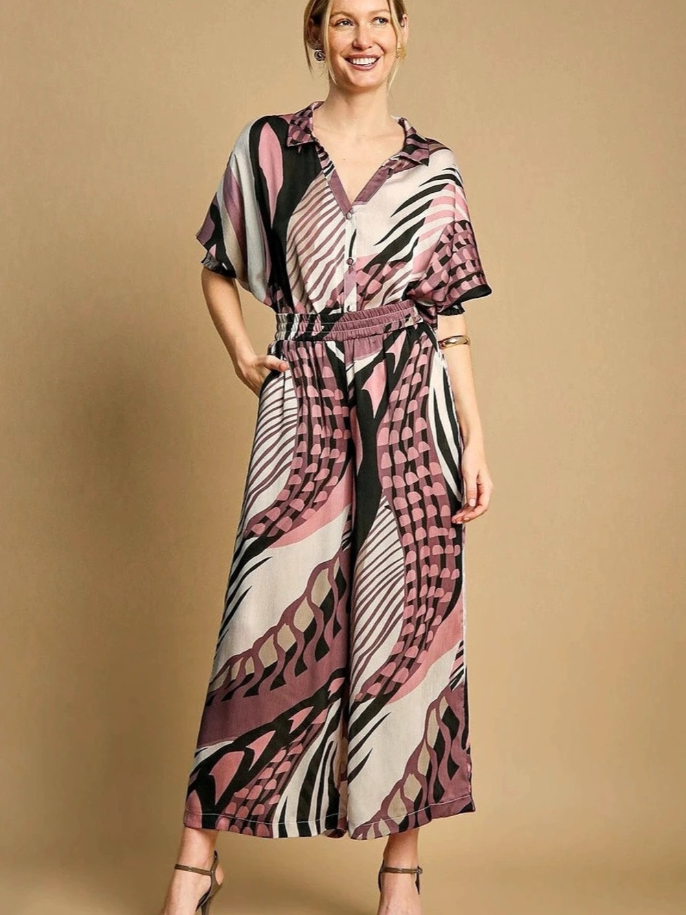 NWT UMGEE silky button up top and wide leg pants. Pink & Black